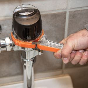 S6HB Klein Tools Grip-It&trade; Strap Wrench, 1-1/2 to 4-Inch, 6-Inch Handle